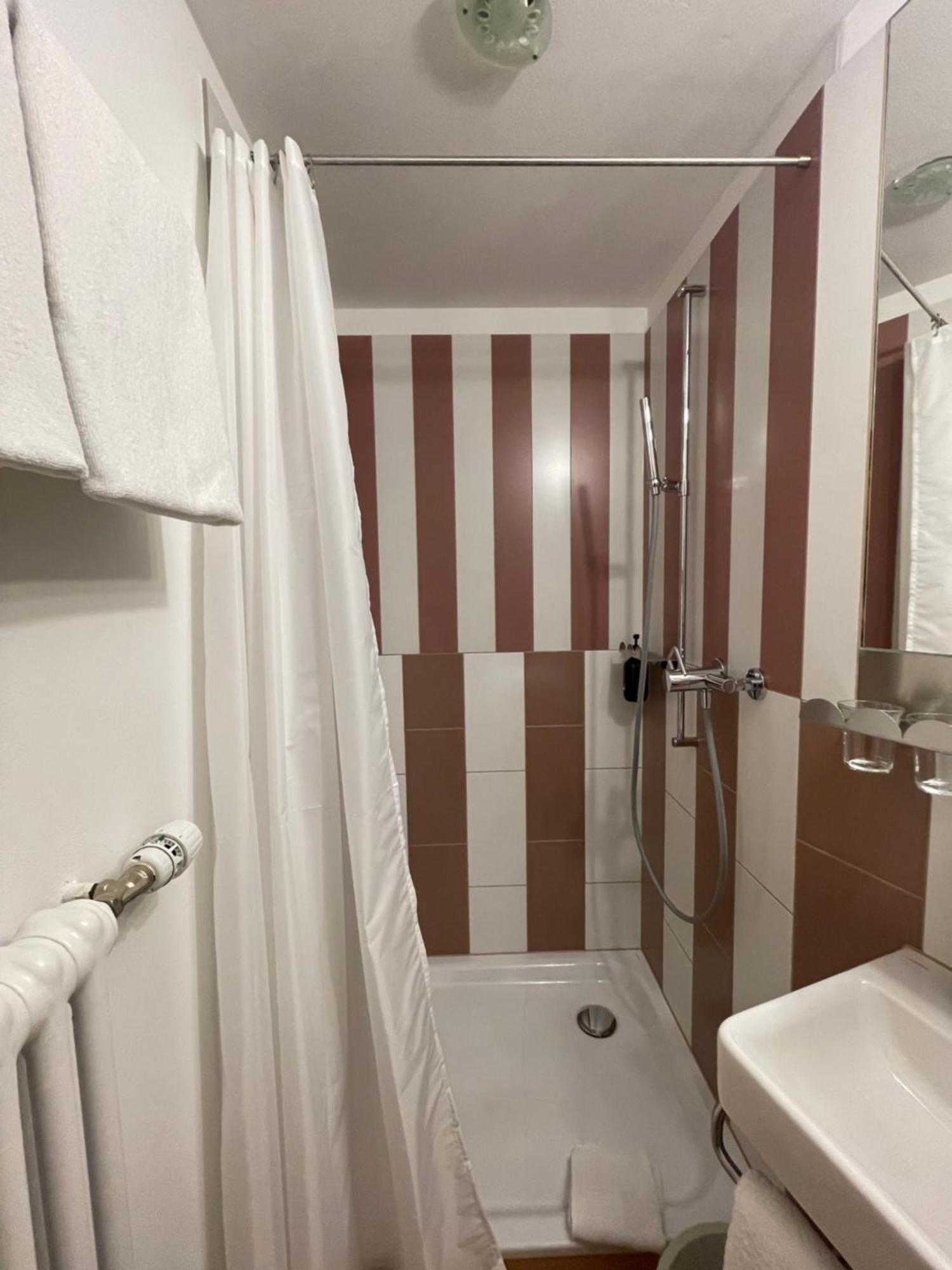 Hotel Adler Garni Цернец Экстерьер фото